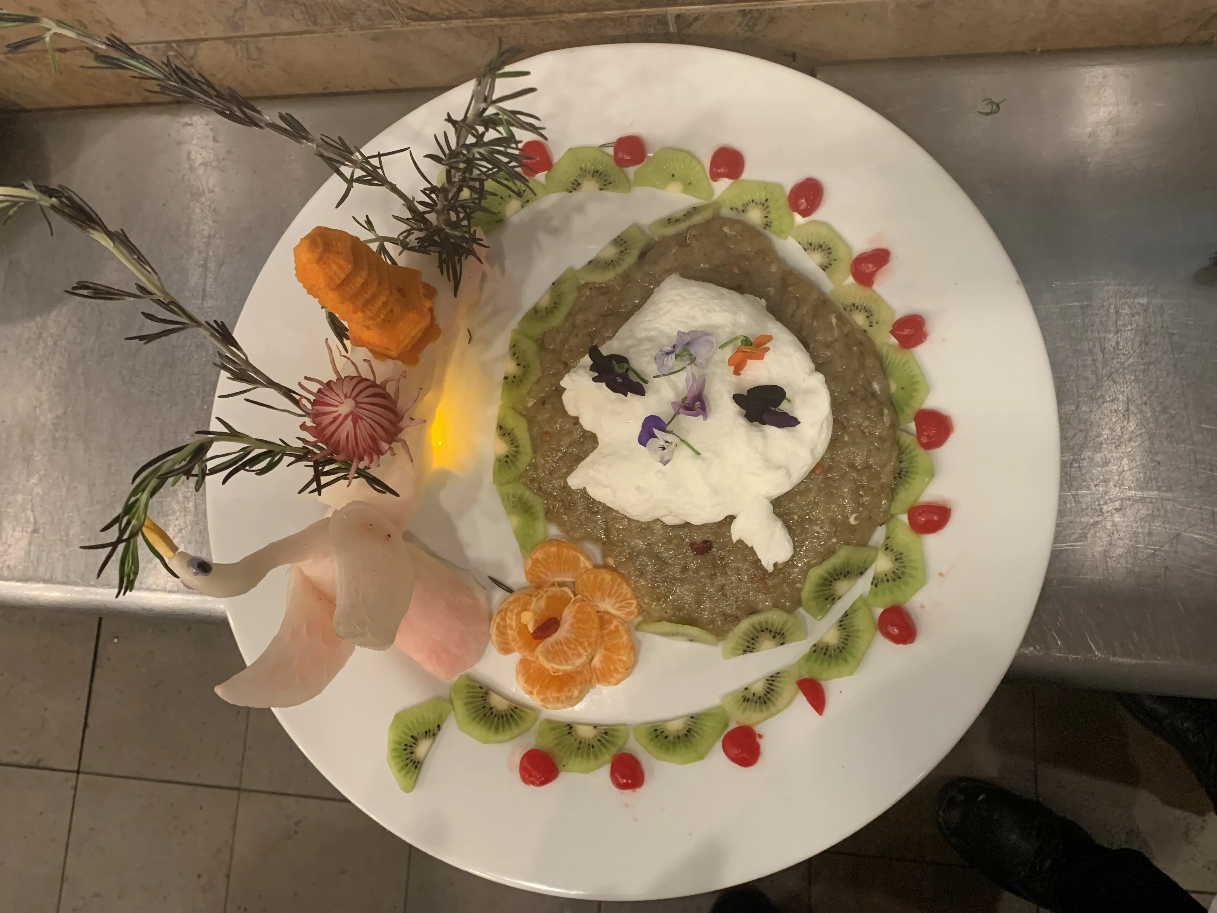 Dessert plate with kiwi ring and whipped cream swan