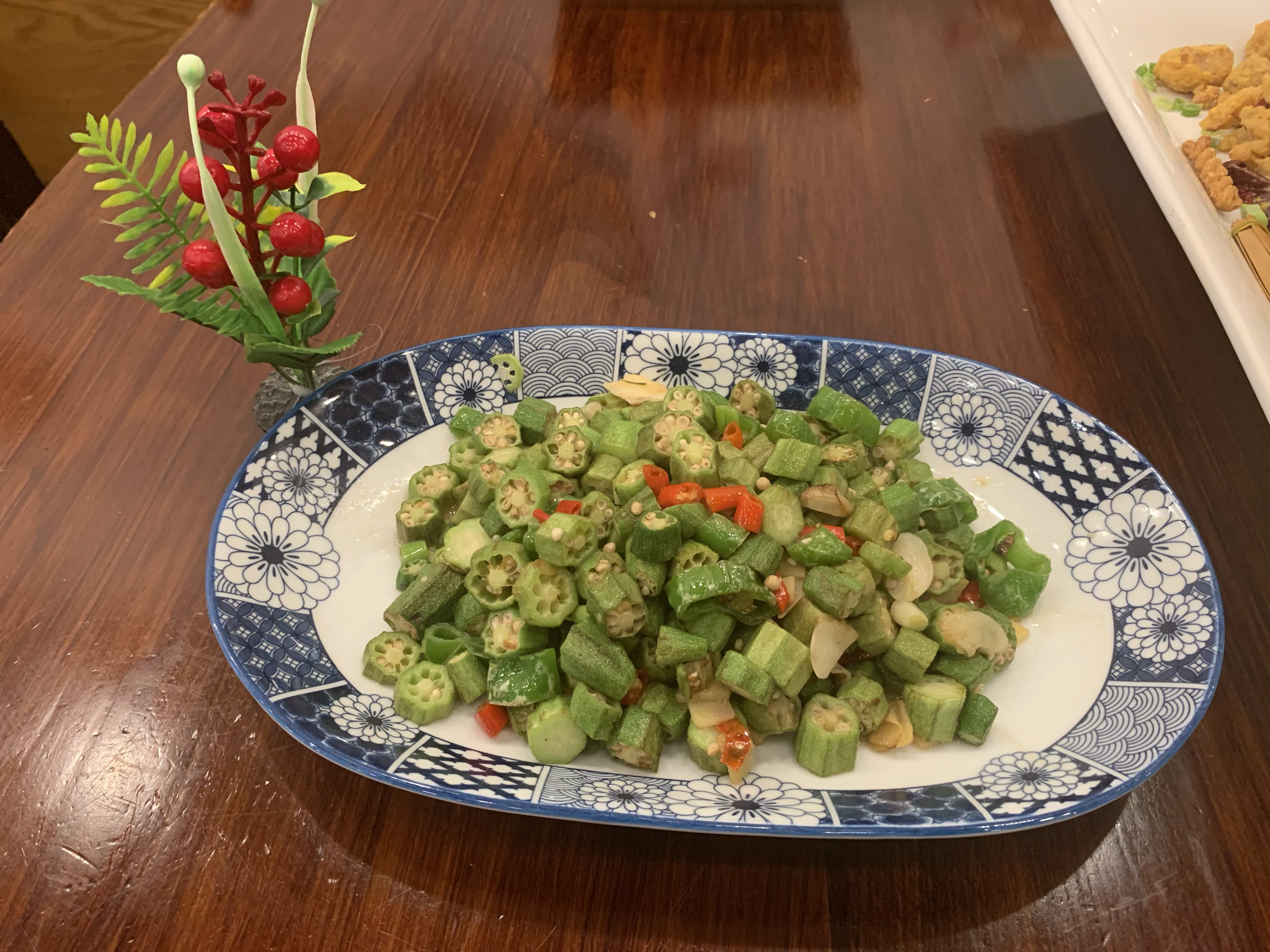 Stir-fried okra with fresh chili and garlic