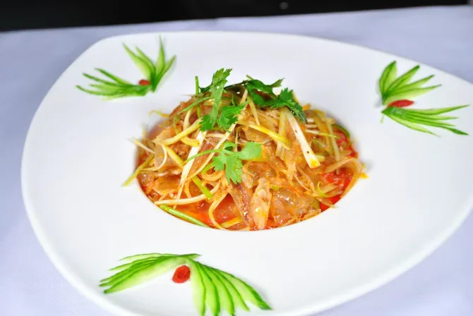 Shredded chicken salad in chili sauce