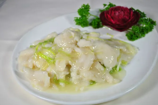 Fish fillet with scallion in white sauce