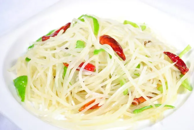 Shredded potato salad with chili